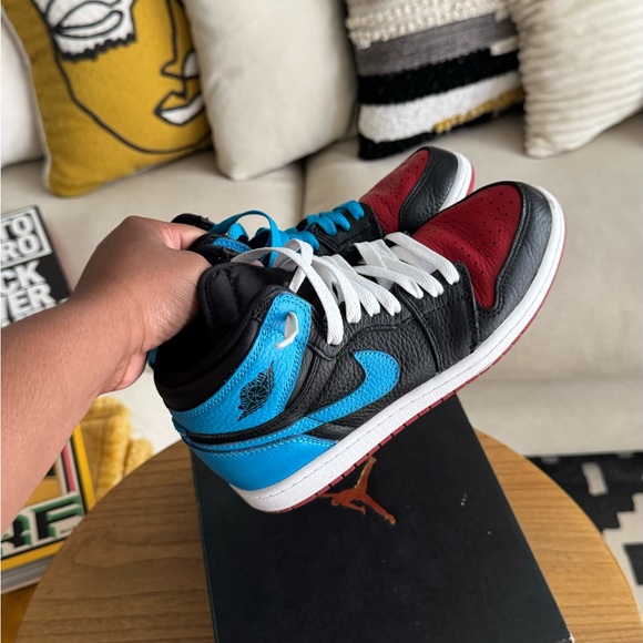 Jordan 1 Retro High OG Black/Powder Blue/Gym Red - Picture 6 of 9